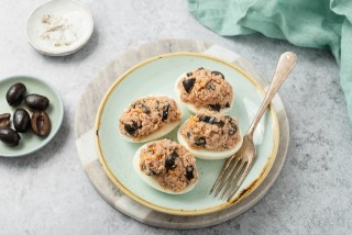 Huevos rellenos de atún y aceitunas