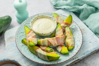 Aguacate horneado en tocino