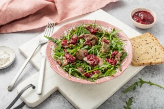 Ensalada con hígado y salsa de frambuesa