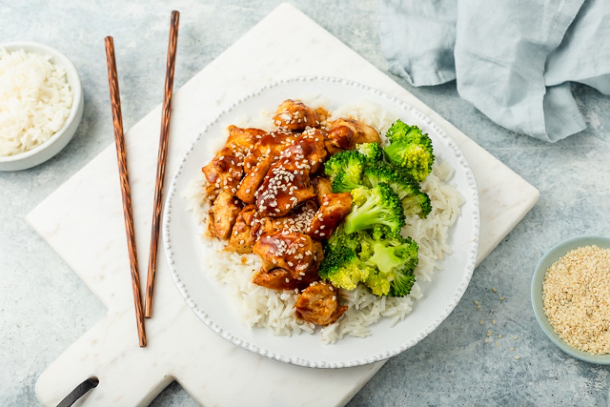 Pollo hoisin con arroz y brócoli
