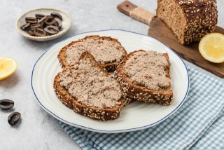 Pane con crema di olive e tonno