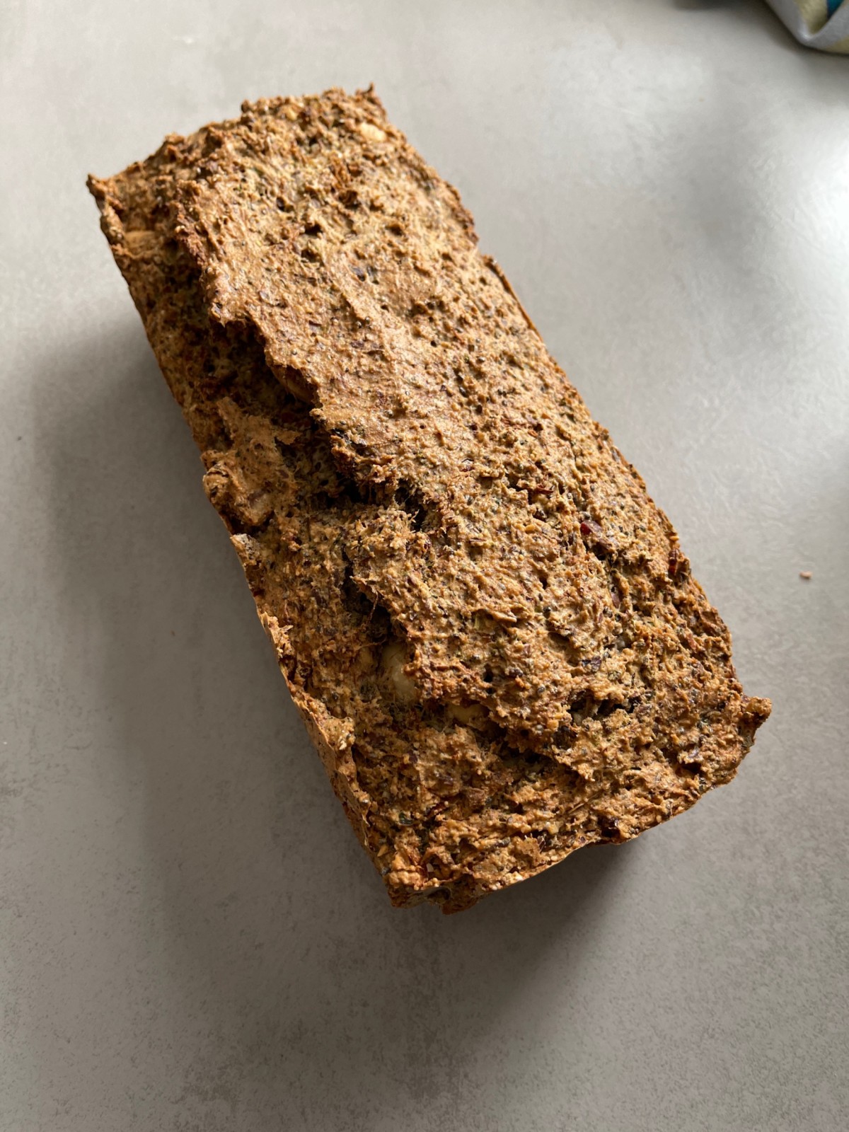 Zucchini-Roggenbrot mit Nüssen und Speck