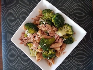 Pasta, broccoli en tonijn salade
