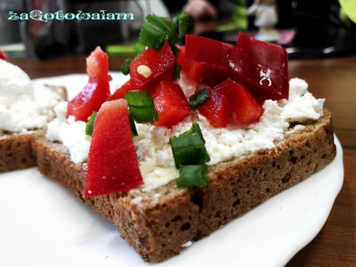 Belegtes Brot mit Quark, Schnittlauch und Paprika