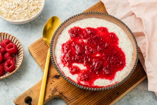 Curd cheese with oatflakes and raspberries served hot