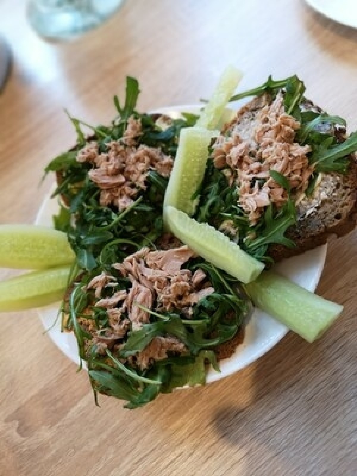 Sandwich mit Thunfisch und Gurke