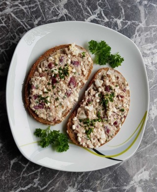 Quark mit Bohnen und Thunfisch, Brot