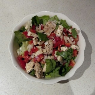 Salat mit Hähnchen und Mozzarella