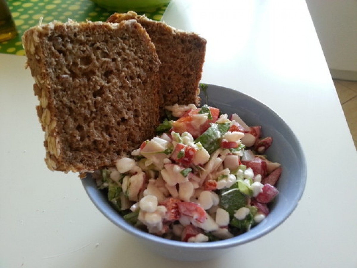 Salat mit Hüttenkäse, Schinken, Gemüse und Brot