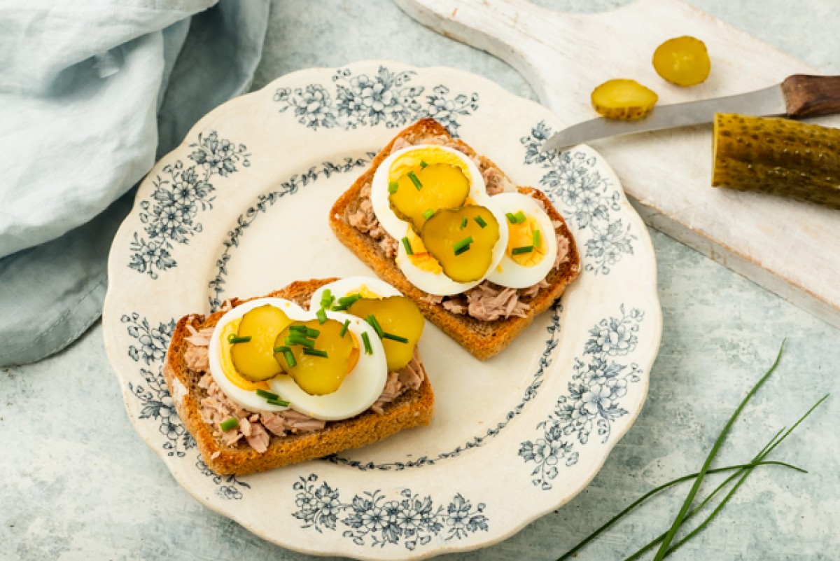 Sandwich mit Ei, Thunfisch, saurer Gurke und Schnittlauch