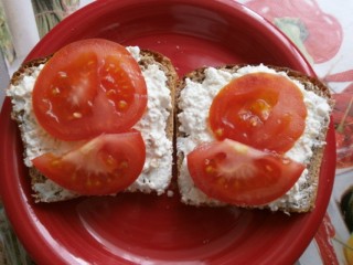 Sandwiches mit Kleiequark und Tomate