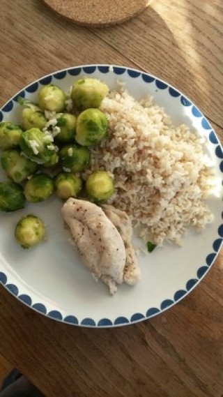 Hähnchen mit Mozzarella und Pfifferlingen mit Reis und Rosenkohl