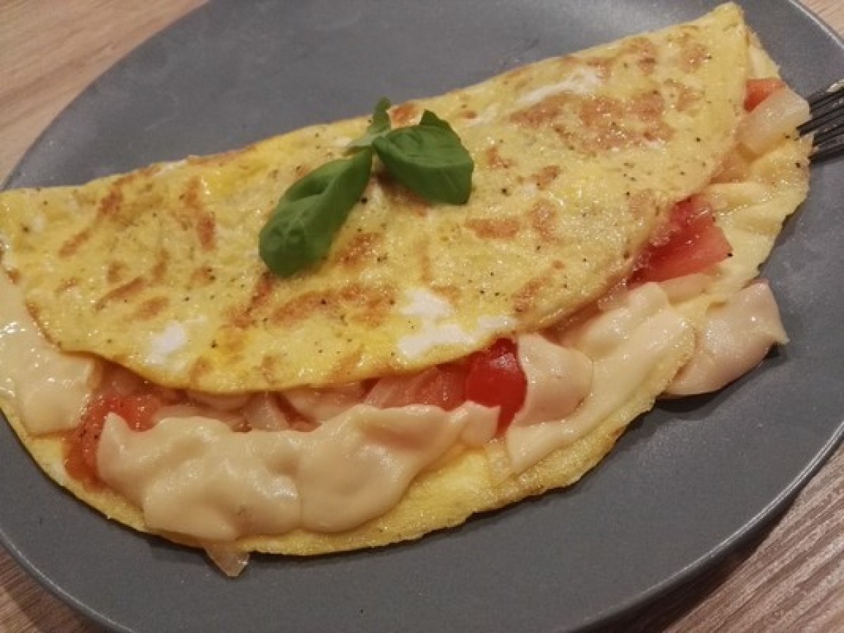 Omelette aux tomates et oignons