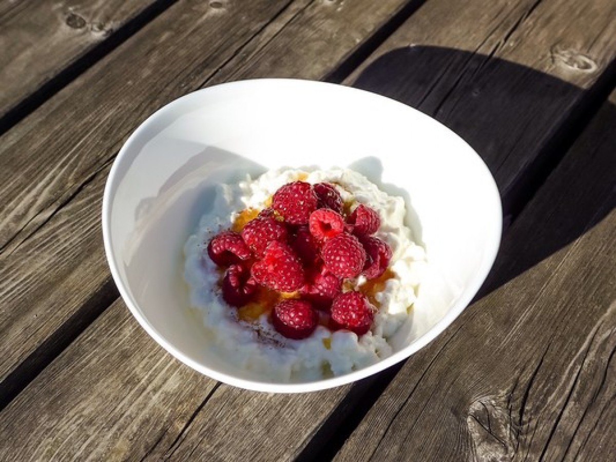 Fromage cottage aux framboises, au miel et à la cannelle