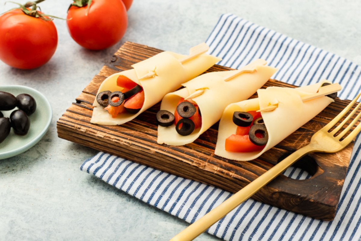 Käseröllchen mit Tomate und Oliven