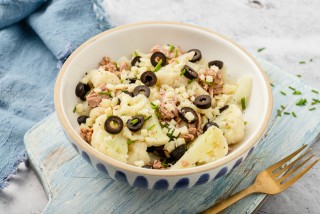 Salat mit Blumenkohl, Oliven und Thunfisch