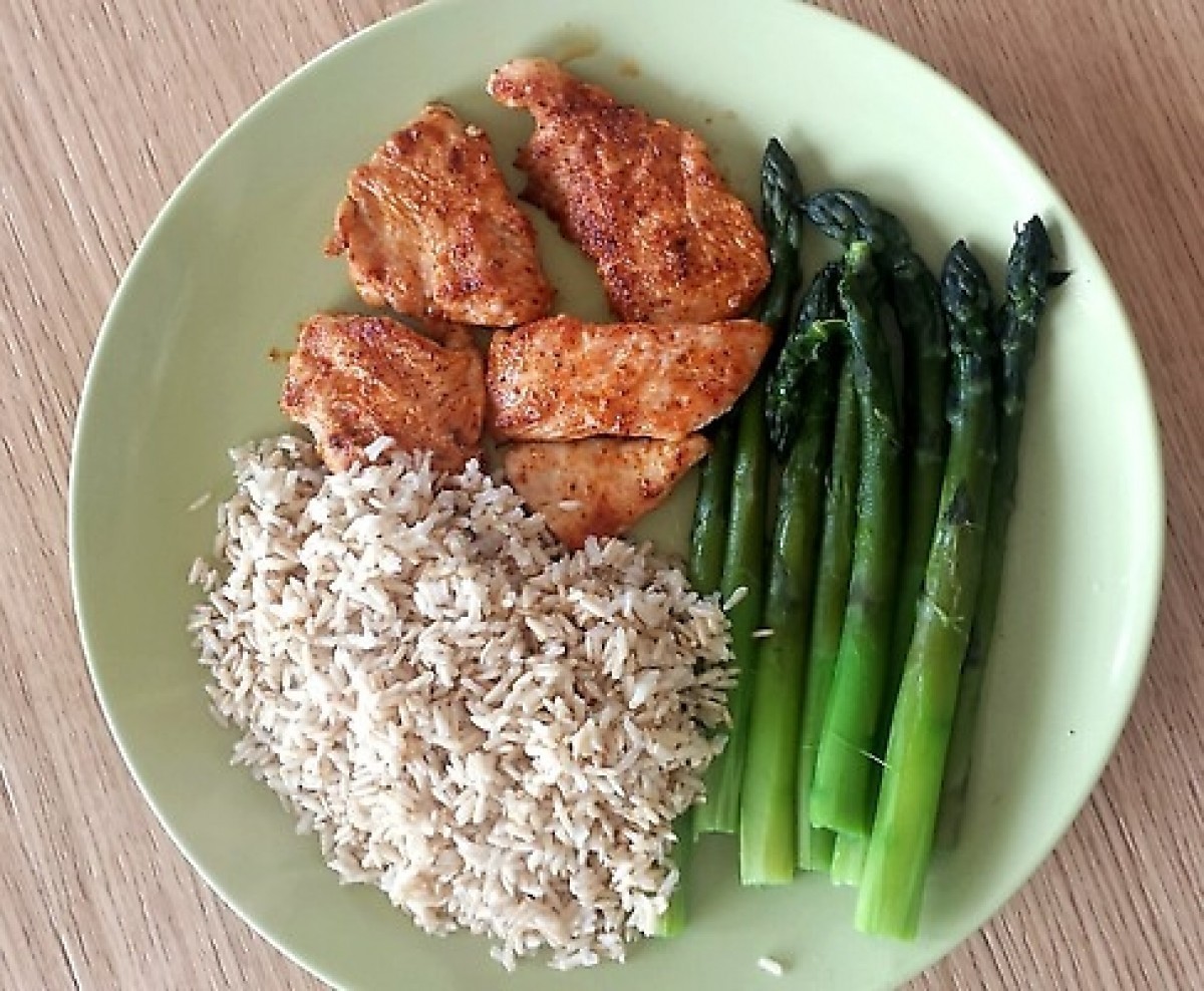 Asperges accompagnées de poulet et de riz