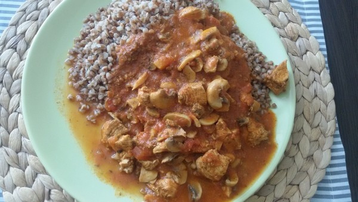 Poulet et chanterelles aux tomates accompagnés de blé noir