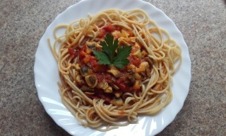 Pasta with tomato sauce and mushrooms