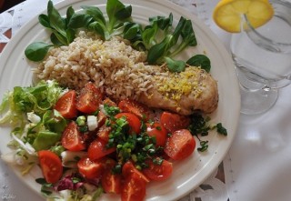 Chicken with ginger and onion, rice and tomato salad