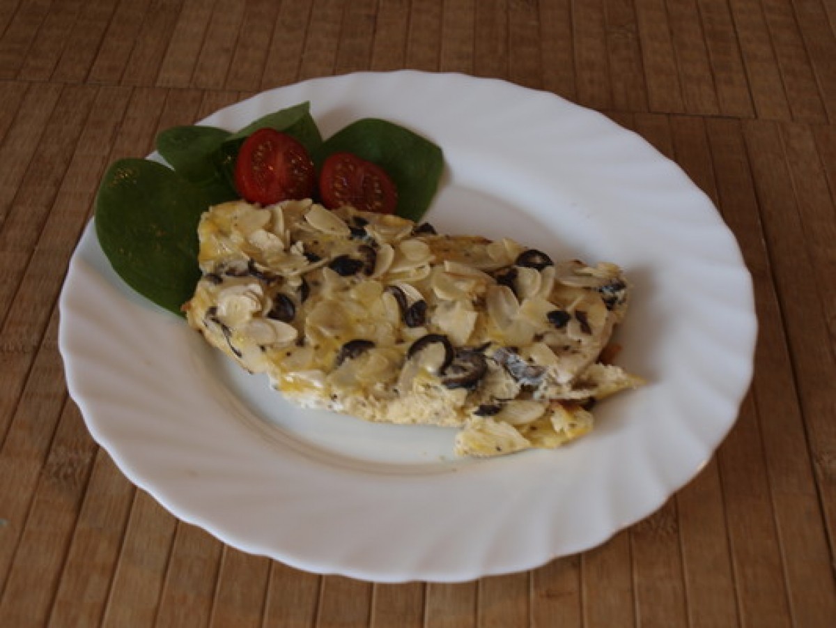 Roast chicken with almonds and olives