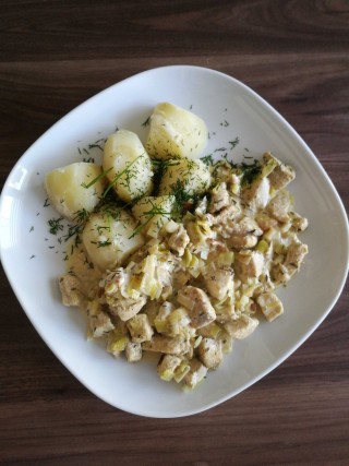Chicken breasts with stewed leeks and mashed potato