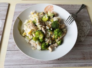Aromatic rice with chicken and broccoli