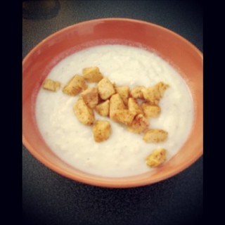 Cauliflower cream with oatflakes and chicken