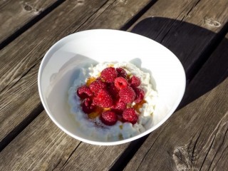 Cottage cheese with raspberries, honey and cinnamon
