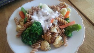 Chicken with steamed vegetables and pasta