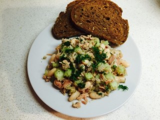 Bean, tuna and cucumber salad with bread