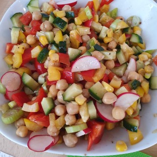 Salatmix...Paprika, Mais, Gurke, Kichererbsen