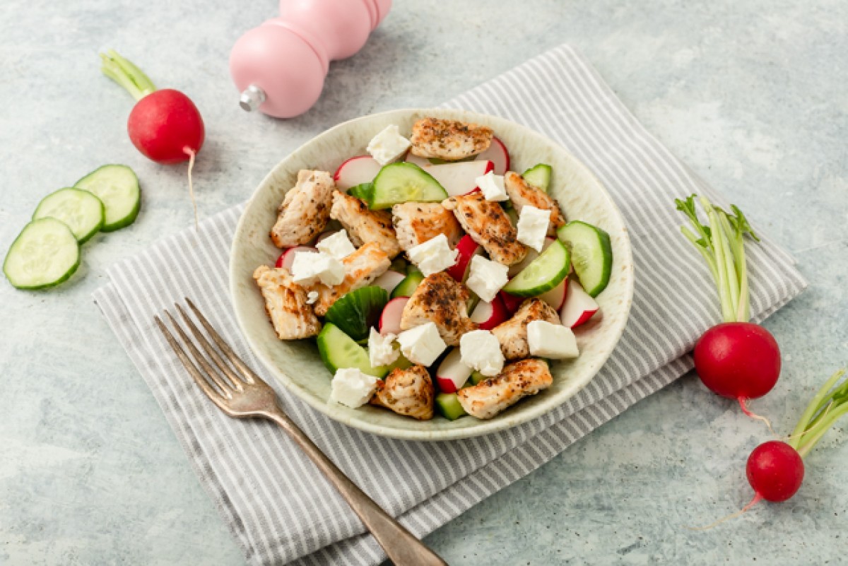 Knuspriger Salat mit Pute und Fetakäse