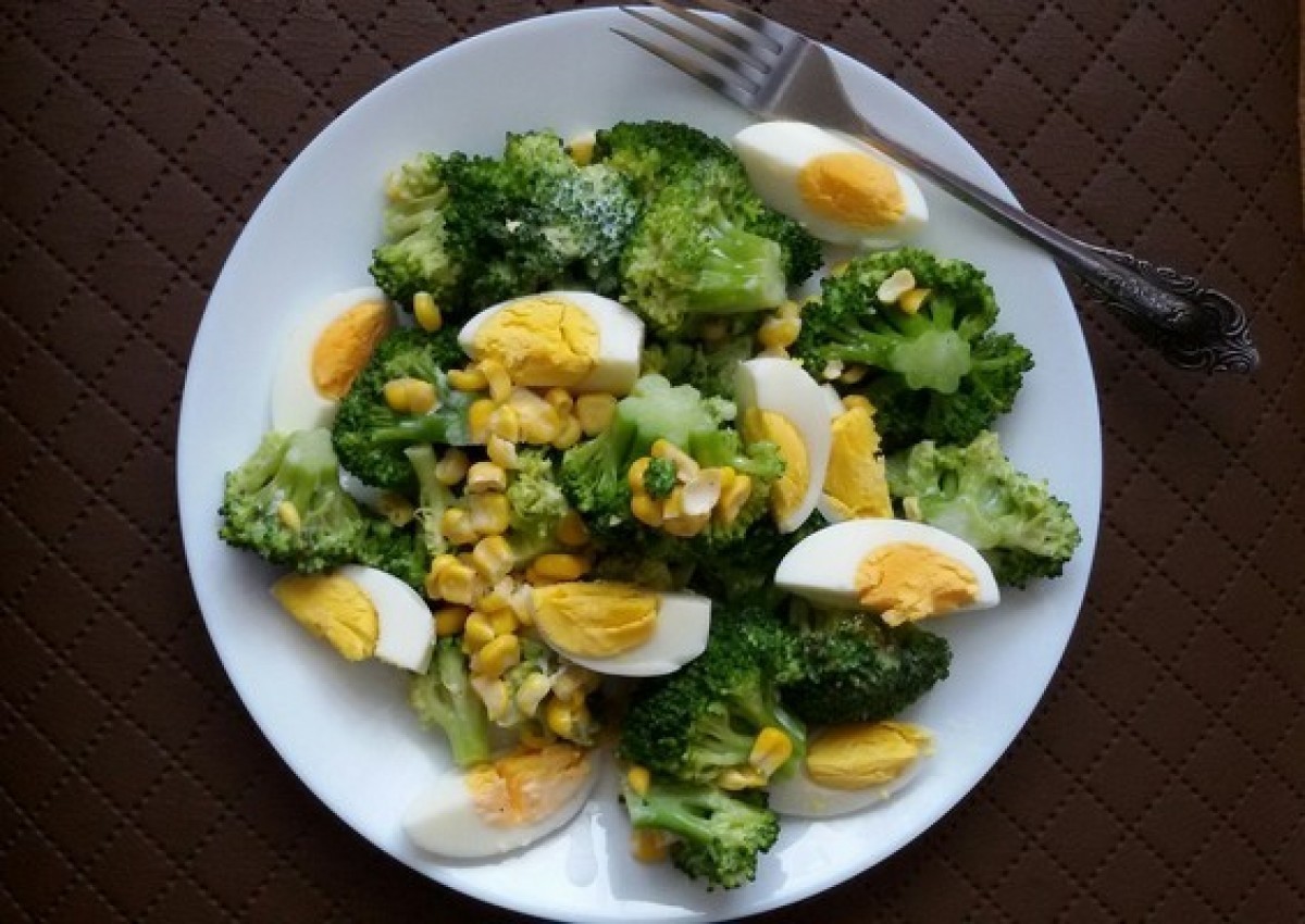 Broccoli salad with egg and sweetcorn