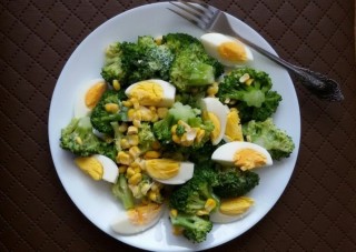 Broccoli salad with egg and sweetcorn