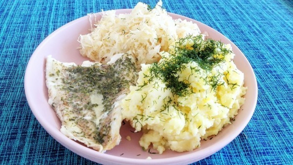 Baked fish with mashed potatoes and pickled cabbage