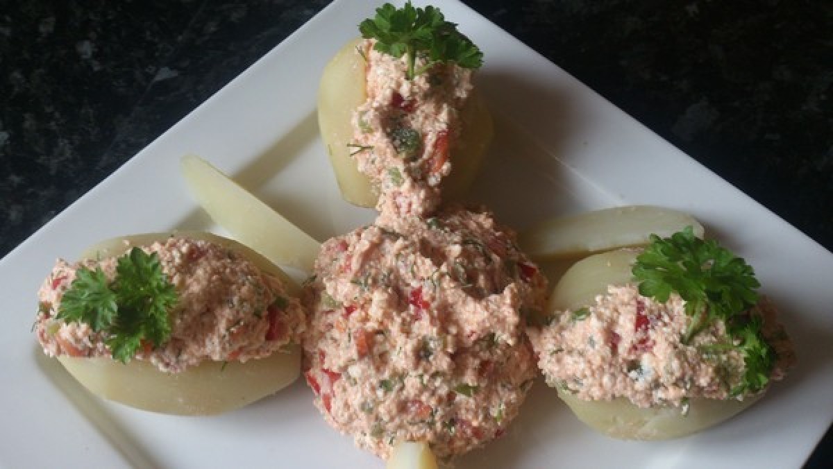 Jacket potatoes with pepper cream