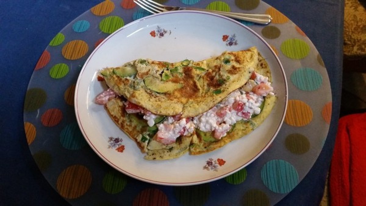 Omelette with curd cheese and courgette, and bread