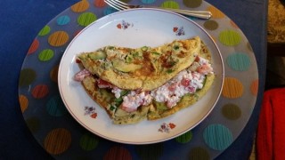 Omelette with curd cheese and courgette, and bread