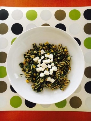 Pasta with chicken, spinach, sweetcorn and feta