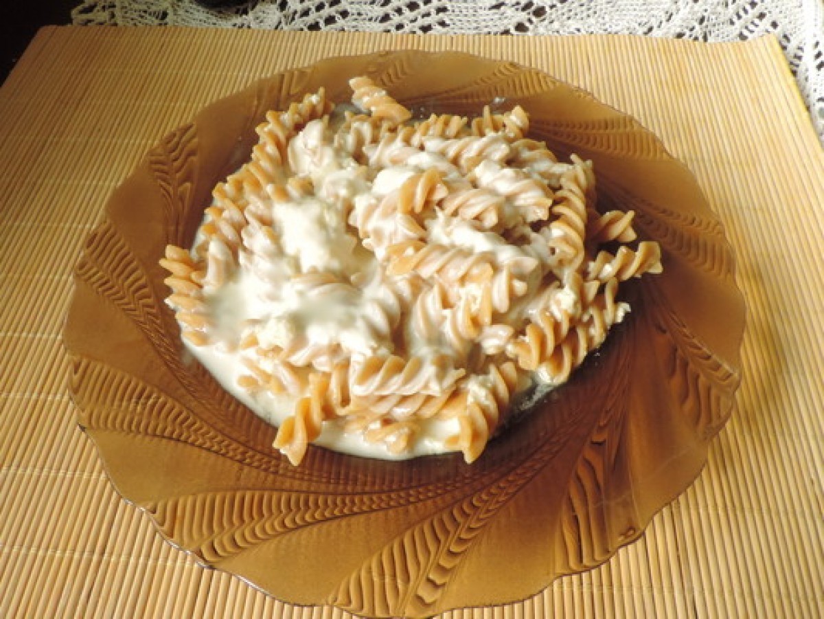 Pasta with white cheese and yoghurt