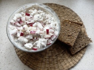Garlic and radish curd cheese with bread