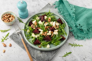 Salad with beetroot, rocket, goat’s cheese and walnuts