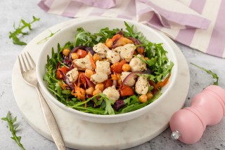 Bowl met kip, wortelen, kikkererwten en cherrytomaatjes