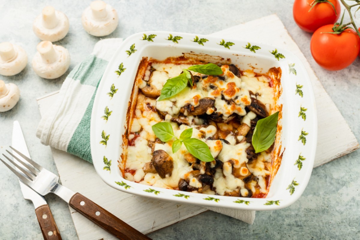 Lonza di maiale con funghi champignon in salsa di pomodoro e formaggio