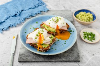 Crostini con guacamole, prosciutto, burrata e uovo in camicia