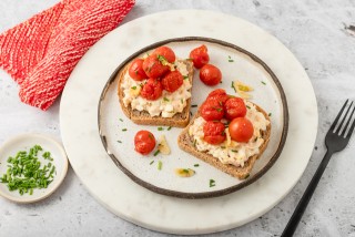Panini con crema di salmone, pomodorini al forno e aglio
