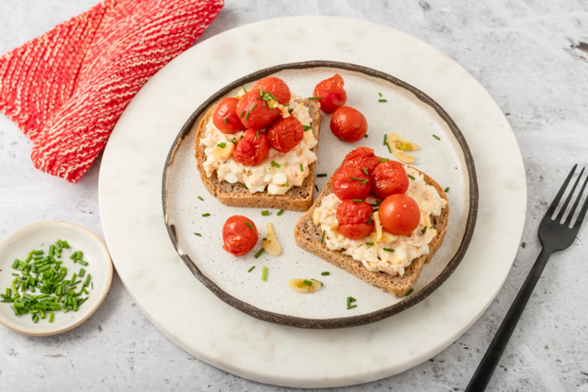 Panini con crema di salmone, pomodorini al forno e aglio