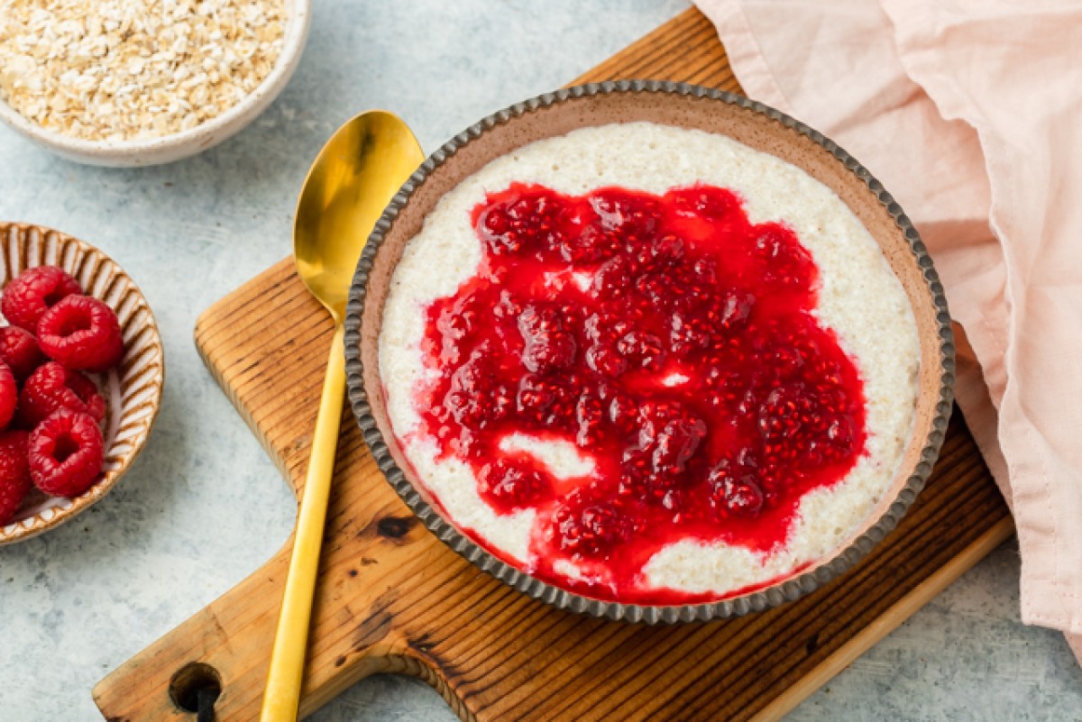 Requesón con avena y frambuesas calientes