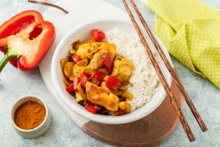 Pollo en leche de coco con pimientos y arroz